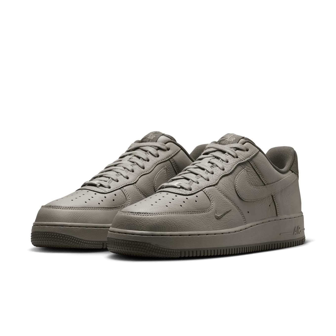 NIKE AIR FORCE 1  07 LV8