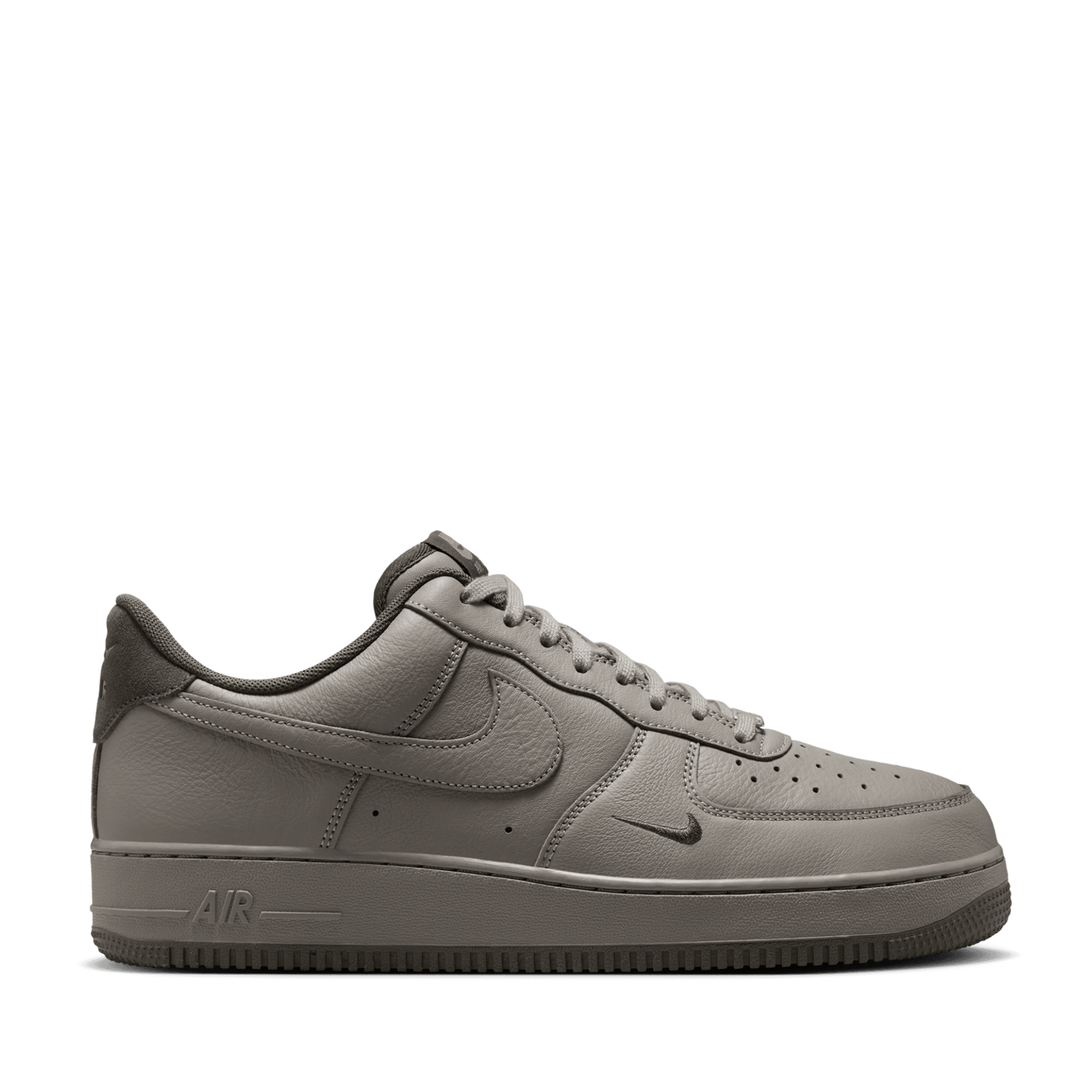 NIKE AIR FORCE 1  07 LV8